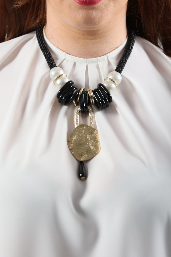 Collana nera con perle e accessorio pendente